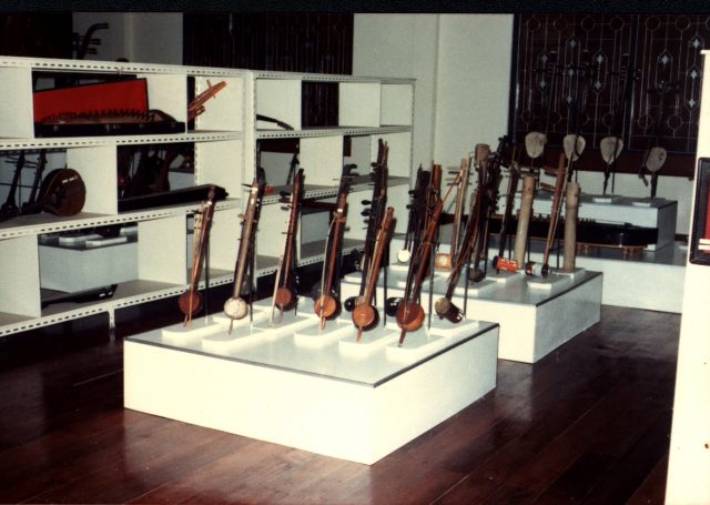 ภาพการจัดเเสดงเครื่องดนตรีถาวรเเบบพิพิธภัณฑ์ ภายในโถงชั้น 2 อาคารวิเศษศุภวัตร วิทยาลัยครูบ้านสมเด็จเจ้าพระยา ใช้ชื่ออย่างเป็นทางการ ว่า "พิพิธภัณฑ์ดนตรีเพื่อการศึกษา"